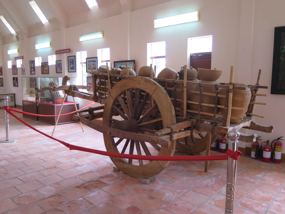 Cỗ xe trâu của đồng bào Chăm được làm hoàn toàn bằng gỗ mà ngày nay chỉ còn tồn tại 3 chiếc được trưng bày tại Khu trưng bày dưới chân đồi Trầu. (Ảnh: Minh Hưng/TTXVN)