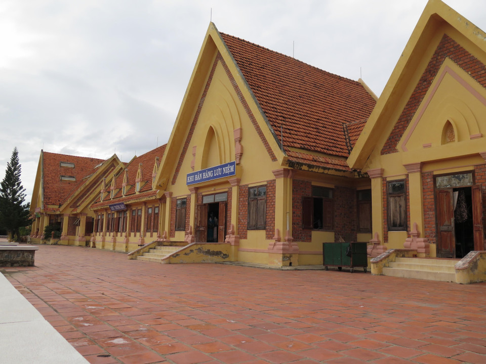 Khu nhà trưng bày sách, tranh, ảnh, vật dụng truyền thống và các món quà lưu niệm văn hóa Chăm phục vụ du khách dưới chân ngọn đầu Trầu. (Ảnh: Minh Hưng/TTXVN)