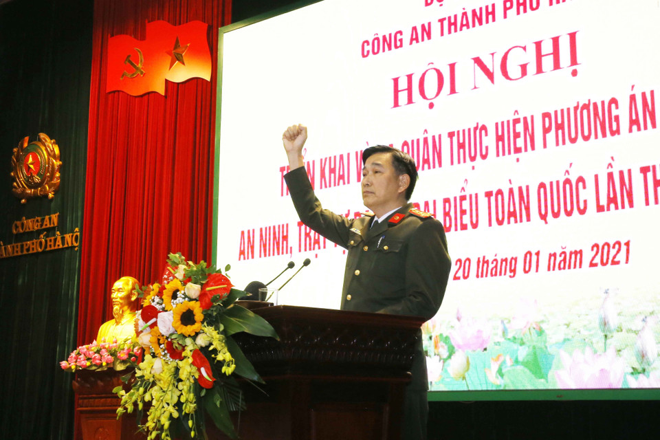 Đại tá Trần Đại Nghĩa, Trưởng phòng PV01, phát biểu nhận nhiệm vụ và hứa quyết tâm. (Ảnh: Doãn Tấn/TTXVN)