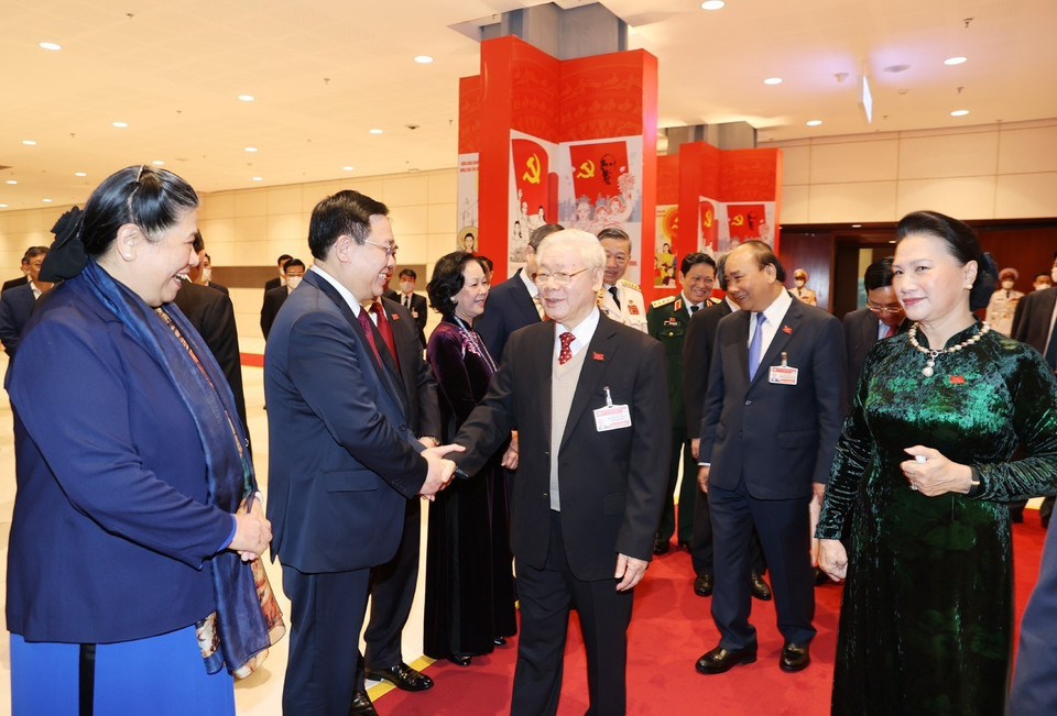 Tổng Bí thư, Chủ tịch nước Nguyễn Phú Trọng cùng Thủ tướng Nguyễn Xuân Phúc, Chủ tịch Quốc hội Nguyễn Thị Kim Ngân với đại biểu dự phiên thảo luận các văn kiện đại hội, sáng 28/1. (Nguồn: TTXVN)