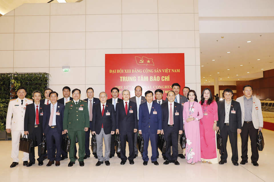 Đoàn đại biểu Đảng bộ tỉnh Thừa Thiên-Huế dự Đại hội, sáng 28/1. (Nguồn: TTXVN)