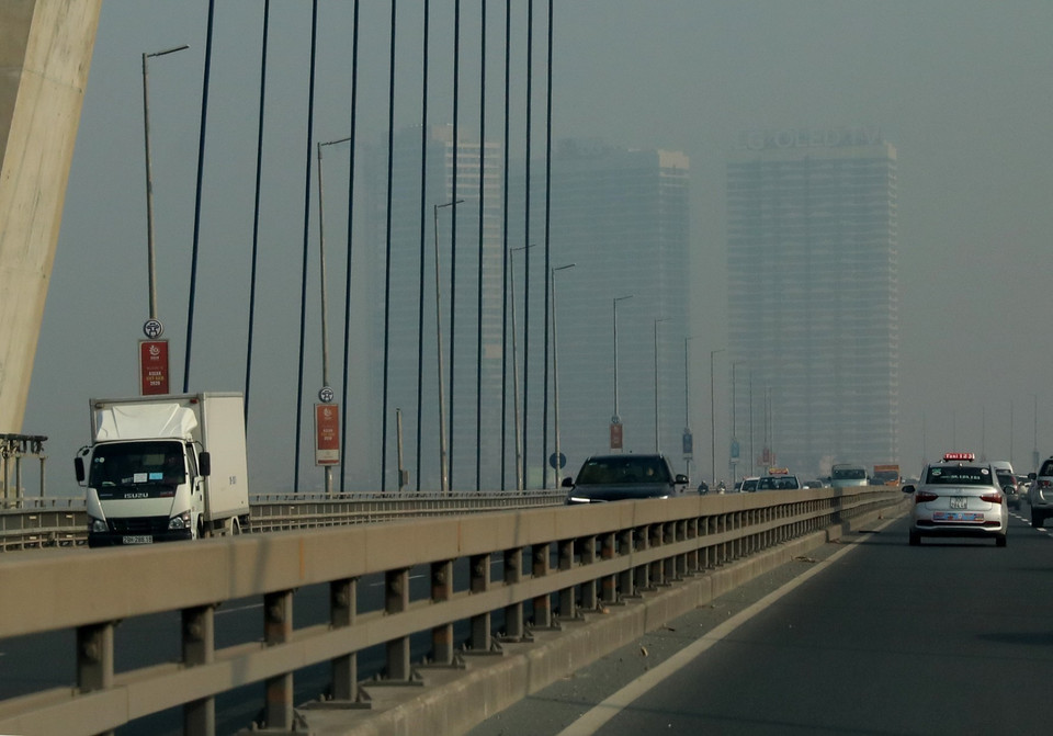 Chỉ số chất lượng không khí (AQI) tại Hà Nội ngày 19/1/2021 tiếp tục ở mức kém (139) và còn tiếp tục xấu hơn cho tới cuối tuần do sự thay đổi của yếu tố thời tiết. (Ảnh: Ngọc Hà/TTXVN)