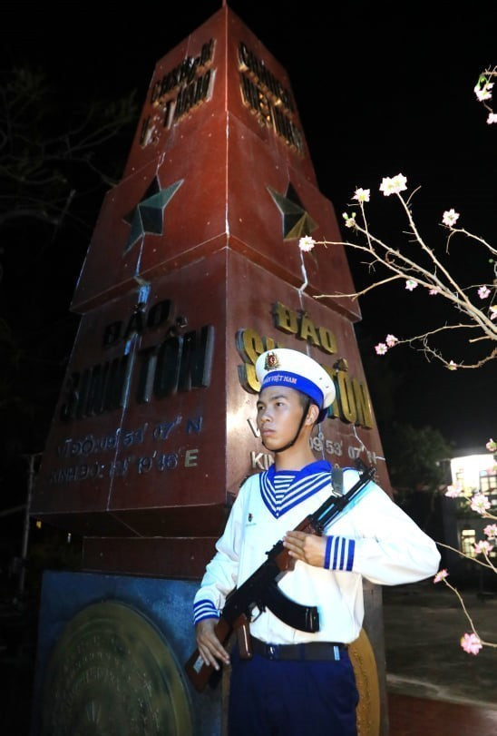 Bảo vệ cột mốc chủ quyền biển đảo thiêng liêng của Tổ quốc. (Ảnh: Thành Đạt/TTXVN)