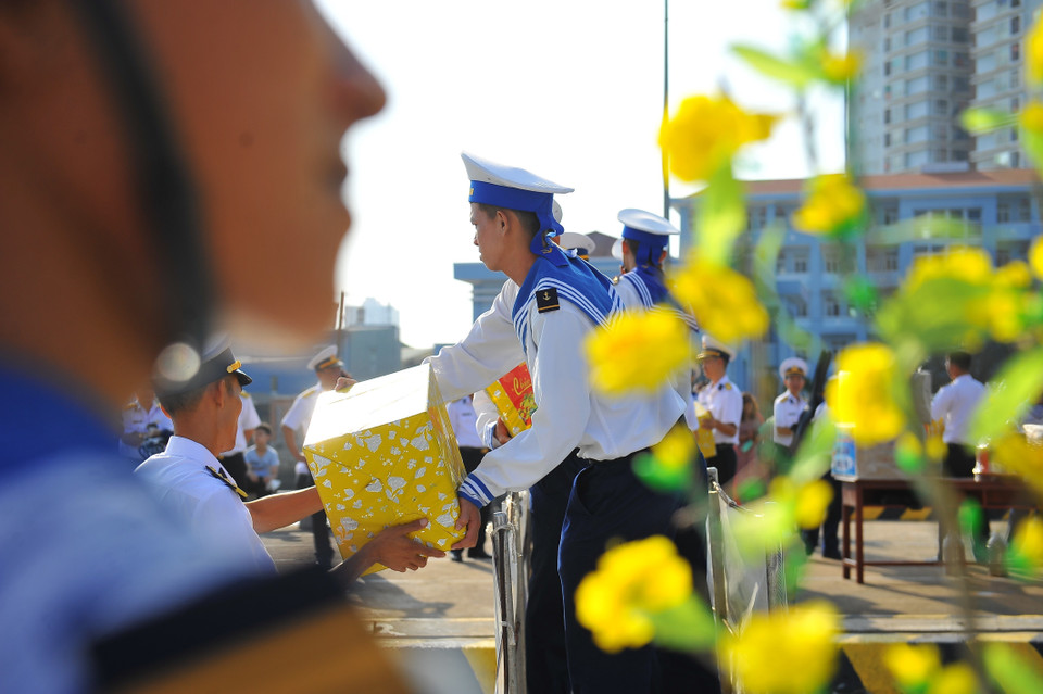 Các chiến sỹ chuyển những món quà cuối cùng trước khi tàu xuất cảng. (Ảnh: Minh Đức/TTXVN)