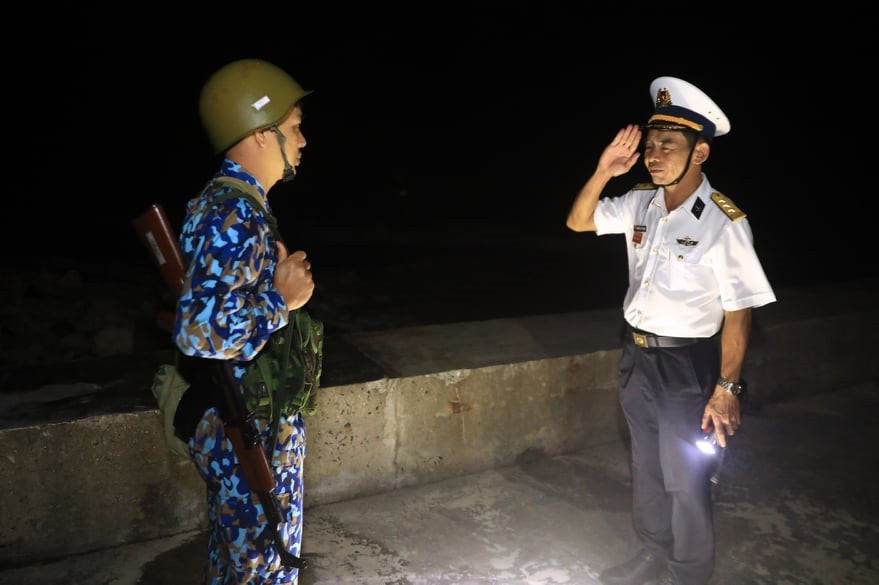 Thượng tá Nguyễn Văn Quang, Chỉ huy trưởng đảo Sinh Tồn, động viên chiến sỹ làm nhiệm vụ. (Ảnh: Thành Đạt/TTXVN)