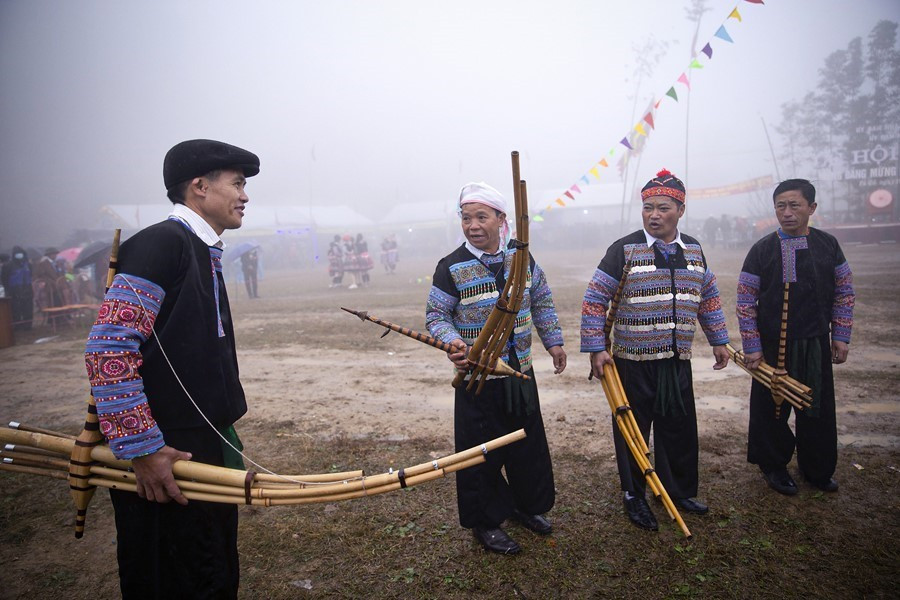 Những nhạc công người Mông thổi khèn trong lễ hội Gầu Thào. (Ảnh: Trọng Đạt/TTXVN)