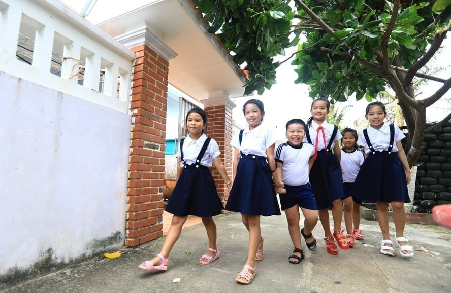 Các em nhỏ trên đảo Sinh Tồn háo hức tới trường. (Ảnh: Thành Đạt/TTXVN)