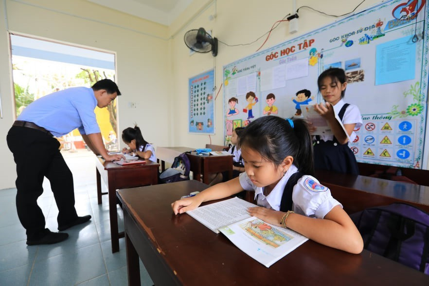 Nhờ có sự quan tâm của Đảng và Nhà nước, trường lớp được xây dựng khang trang để dành cho con con em các cán bộ, chiến sỹ và nhân dân đang sinh sống và làm việc trên đảo Sinh Tồn. (Ảnh: Thành Đạt/TTXVN)