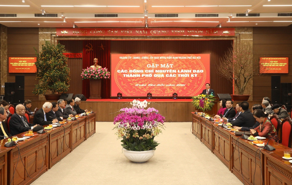 Bí thư Thành ủy Hà Nội Vương Đình Huệ phát biểu, chúc Tết các vị nguyên lãnh đạo thành phố qua các thời kỳ. (Ảnh: Văn Điệp/TTXVN)