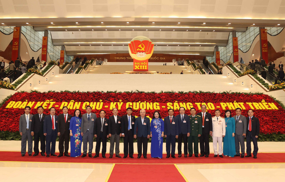 Các đại biểu chụp ảnh chung, sáng 27/1/2021. (Nguồn: TTXVN)