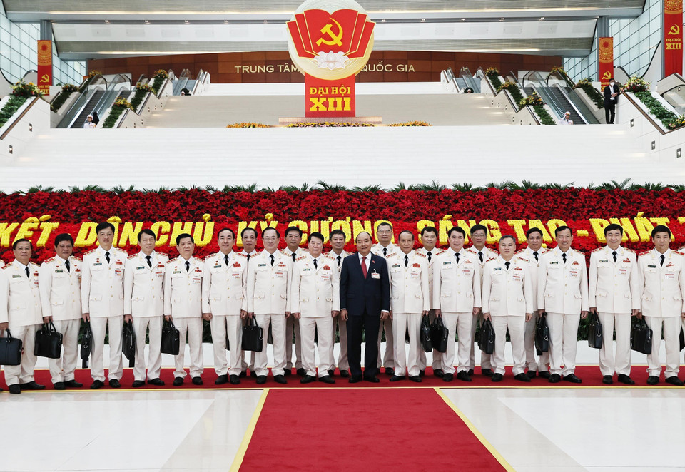 Ủy viên Bộ Chính trị, Thủ tướng Chính phủ Nguyễn Xuân Phúc chụp ảnh chung với Đoàn đại biểu Đảng bộ Công an Trung ương, chiều 27/1. (Nguồn: TTXVN)