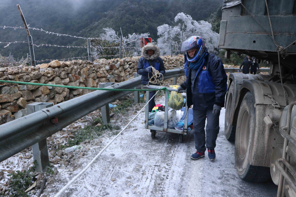 Người dân vận chuyển nhu yếu phẩm bằng phương tiện thô sơ. (Ảnh: Nguyễn Oanh/TTXVN)
