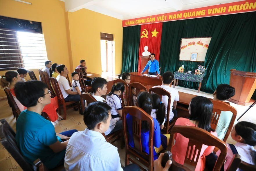 Chủ tịch UBND huyện đảo Trường Sa Lê Đình Hải động viên các hộ dân sinh sống và làm việc trên đảo Sinh Tồn. (Ảnh: Thành Đạt/TTXVN)