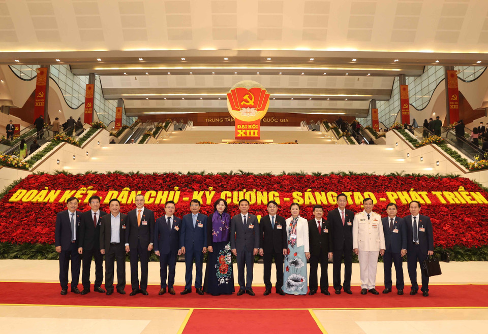 Các đại biểu chụp ảnh chung, sáng 27/1/2021. (Nguồn: TTXVN)