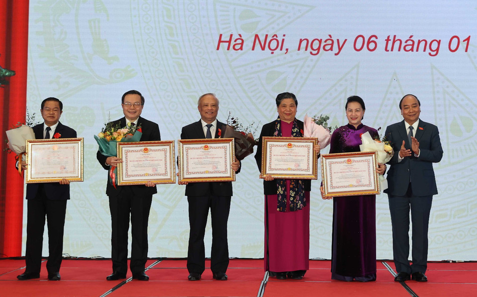 Thủ tướng Nguyễn Xuân Phúc, Chủ tịch Hội đồng Thi đua - Khen thưởng Trung ương, trao tặng Huân chương Đại đoàn kết dân tộc cho Chủ tịch Quốc hội Nguyễn Thị Kim Ngân và các Phó Chủ tịch Quốc hội. (Ảnh: Thống Nhất/TTXVN)