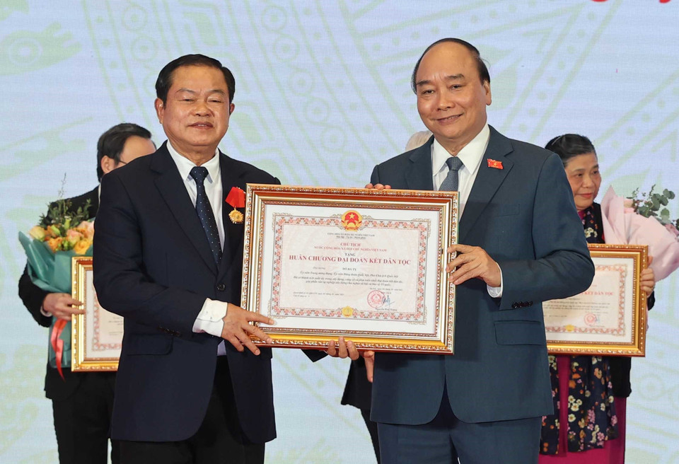 Thủ tướng Nguyễn Xuân Phúc, Chủ tịch Hội đồng Thi đua - Khen thưởng Trung ương, trao tặng Huân chương Đại đoàn kết dân tộc Phó Chủ tịch Quốc hội Đỗ Bá Tỵ. (Ảnh: Thống Nhất/TTXVN)