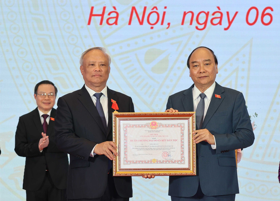 Thủ tướng Nguyễn Xuân Phúc, Chủ tịch Hội đồng Thi đua - Khen thưởng Trung ương, trao tặng Huân chương Đại đoàn kết dân tộc Phó Chủ tịch Quốc hội Uông Chu Lưu. (Ảnh: Thống Nhất/TTXVN)
