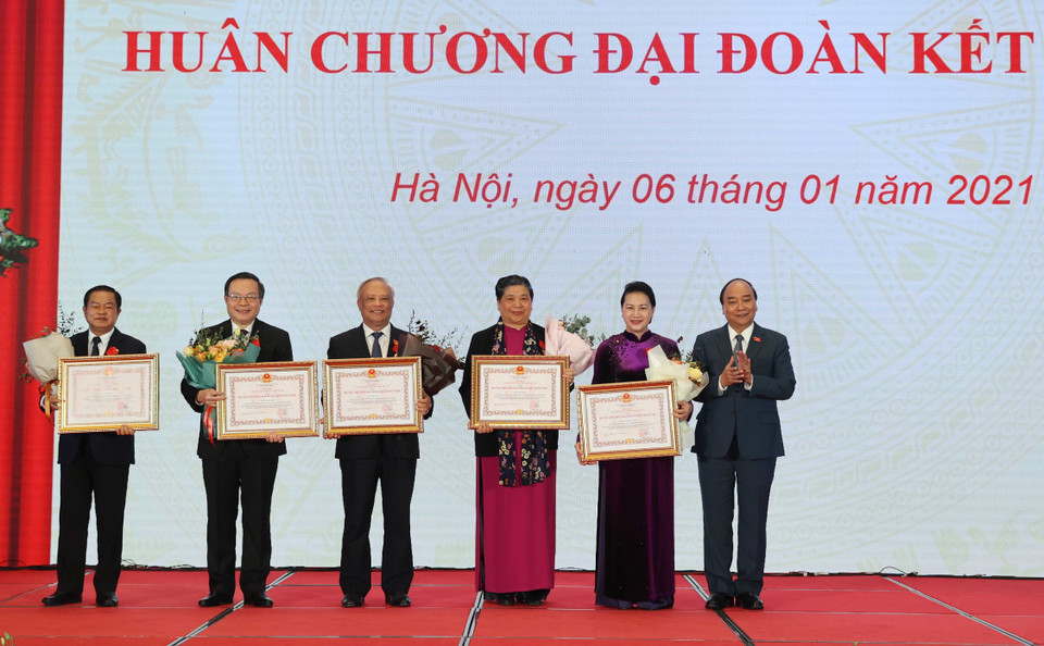 Thủ tướng Nguyễn Xuân Phúc, Chủ tịch Hội đồng Thi đua - Khen thưởng Trung ương, trao tặng Huân chương Đại đoàn kết dân tộc cho Chủ tịch Quốc hội Nguyễn Thị Kim Ngân và các Phó Chủ tịch Quốc hội. (Ảnh: Thống Nhất/TTXVN)