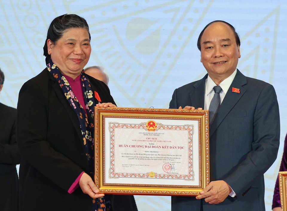Thủ tướng Nguyễn Xuân Phúc, Chủ tịch Hội đồng Thi đua- Khen thưởng Trung ương, trao tặng Huân chương Đại đoàn kết dân tộc Phó Chủ tịch Thường trực Quốc hội Tòng Thị Phóng. (Ảnh: Thống Nhất/TTXVN)