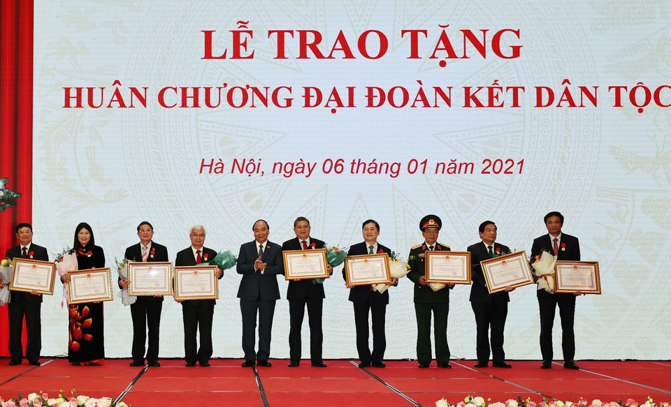 Thủ tướng Nguyễn Xuân Phúc trao Huân chương Đại đoàn kết dân tộc cho các Ủy viên Ủy ban Thường vụ Quốc hội. (Ảnh: Trọng Đức/TTXVN)