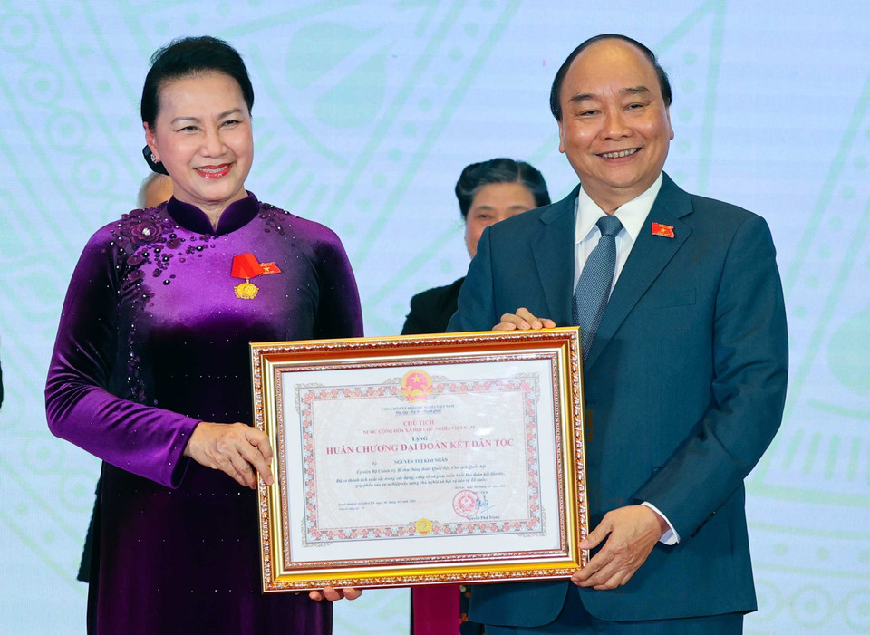Thủ tướng Nguyễn Xuân Phúc, Chủ tịch Hội đồng Thi đua- Khen thưởng Trung ương, trao tặng Huân chương Đại đoàn kết dân tộc cho Chủ tịch Quốc hội Nguyễn Thị Kim Ngân. (Ảnh: Thống Nhất/TTXVN)