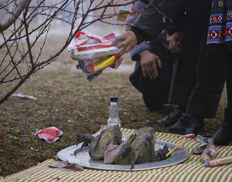 Thầy cúng thực làm lễ cầu trời đất, thần linh phù hộ cho bản làng yên vui, mọi nhà no đủ, người người khỏe mạnh, ăn nên làm ra... (Ảnh: Trọng Đạt/TTXVN)