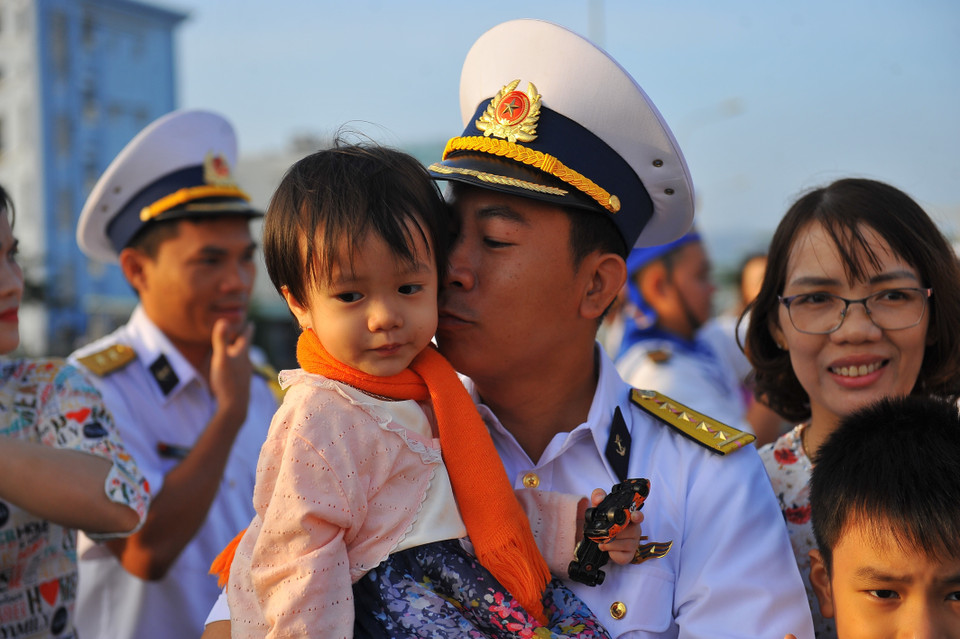 Người sỹ quan Hải quân lưu luyến chia tay người thân để lên đường làm nhiệm vụ. (Ảnh: Minh Đức/TTXVN)