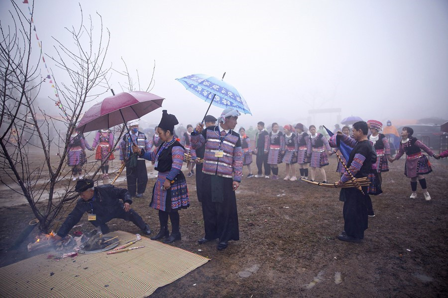 Thầy cúng thực hiện nghi lễ xung quanh cây nêu cầu trời đất, thần linh phù hộ cho bản làng yên vui, mọi nhà no đủ, người người khỏe mạnh, ăn nên làm ra.... (Ảnh: Trọng Đạt/TTXVN)