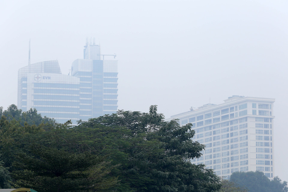 Các tòa nhà cao tầng chìm trong lớp sương mù, bụi mịn (ảnh chụp lúc 10 giờ trên đường Yên Phụ). (Ảnh: Hoàng Hiếu/TTXVN)