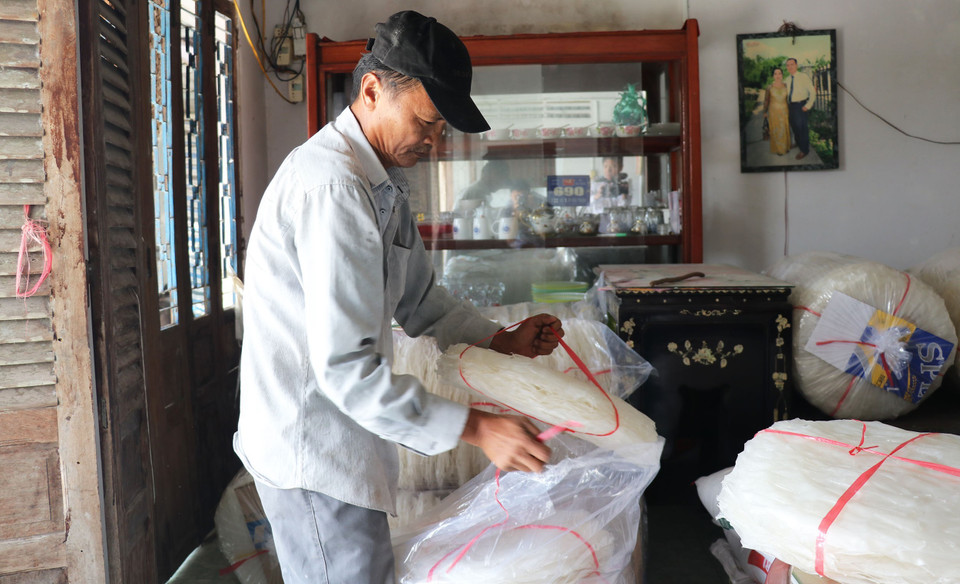 Bánh tráng thành phẩm chuẩn bị giao cho khách. (Ảnh: Hữu Chí/TTXVN)