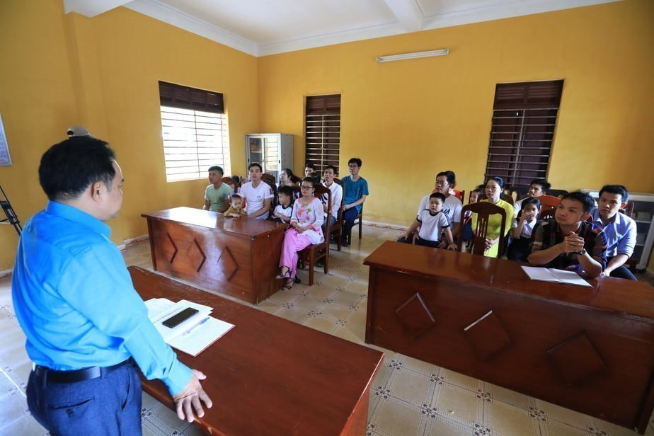 Chủ tịch UBND huyện đảo Trường Sa Lê Đình Hải động viên các hộ dân sinh sống và làm việc trên đảo Sinh Tồn. (Ảnh: Thành Đạt/TTXVN)