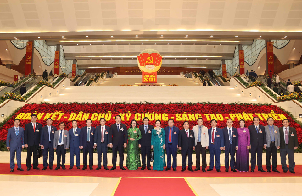 Các đại biểu chụp ảnh chung, sáng 27/1/2021. (Nguồn: TTXVN)