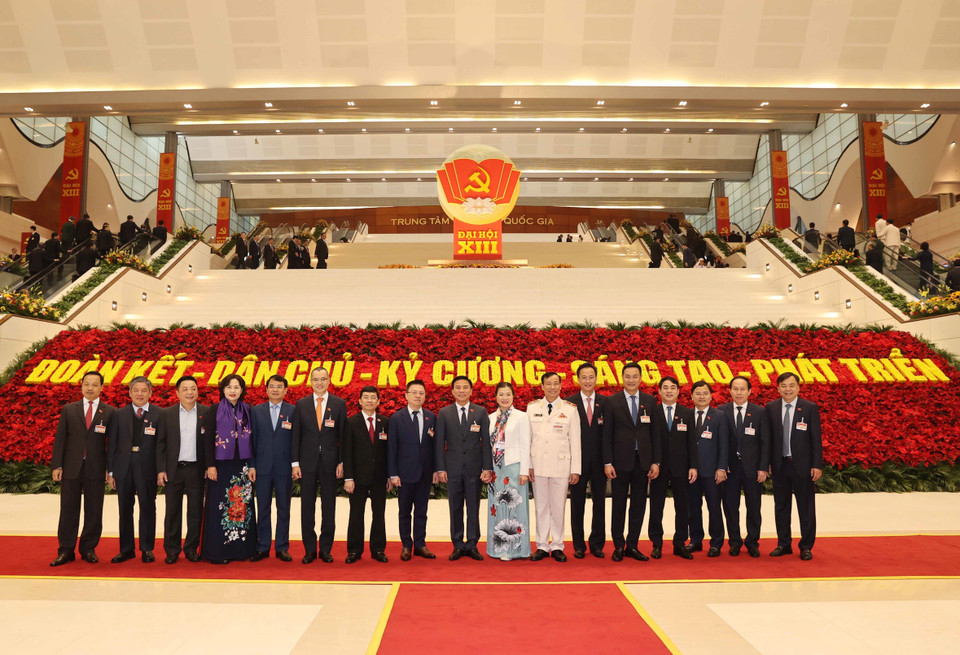 Các đại biểu chụp ảnh chung, sáng 27/1/2021. (Nguồn: TTXVN)