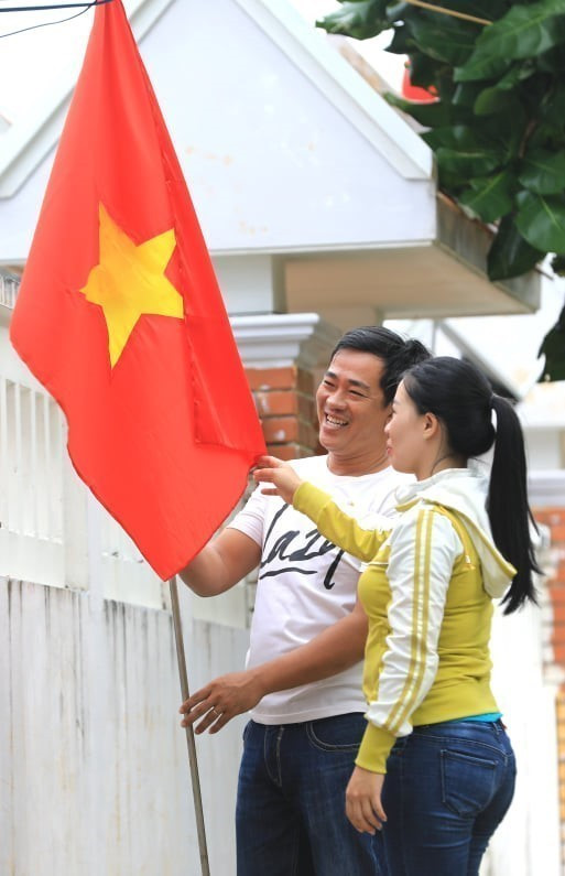 Các hộ dân trên đảo Sinh Tồn treo cờ Tổ quốc chào mừng Đại hội Đảng XIII. (Ảnh: Thành Đạt/TTXVN)