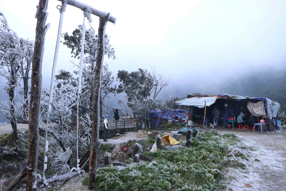 Băng giá dày đặc đoạn đèo Ô Quý Hồ thuộc địa phận tỉnh Lai Châu đi Sa Pa. (Ảnh: Nguyễn Oanh/TTXVN)