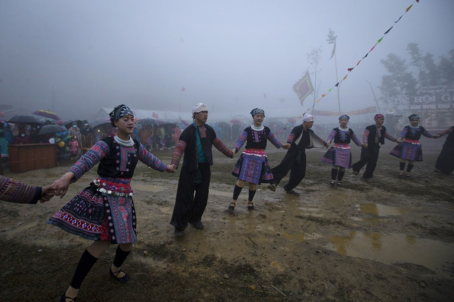 Sau khi thầy cúng thực hiện xong các nghi lễ, các chàng trai, cô gái Mông cùng du khách nắm tay nhau nhảy múa theo tiếng khèn xung quanh cây nêu. (Ảnh: Trọng Đạt/TTXVN)