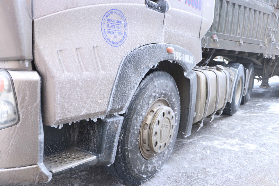 Bánh xe tải bị đóng băng. (Ảnh: Nguyễn Oanh/TTXVN)