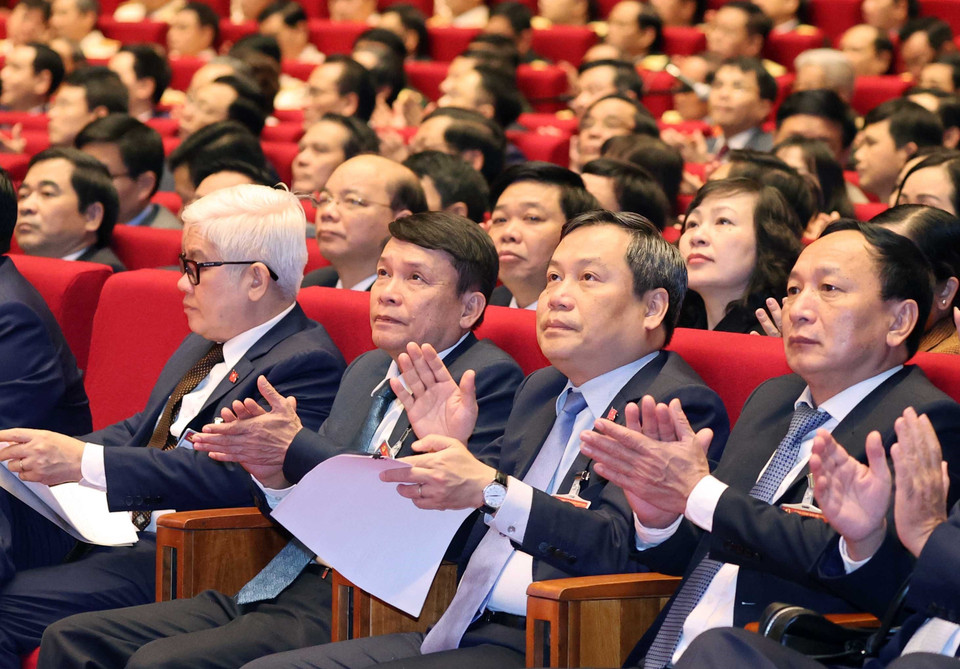 Đồng chí Nguyễn Đức Lợi (thứ hai, từ trái sang), Ủy viên Trung ương Đảng, Tổng giám đốc TTXVN và các đại biểu dự phiên tham luận tại hội trường, sáng 27/1. (Nguồn: TTXVN)