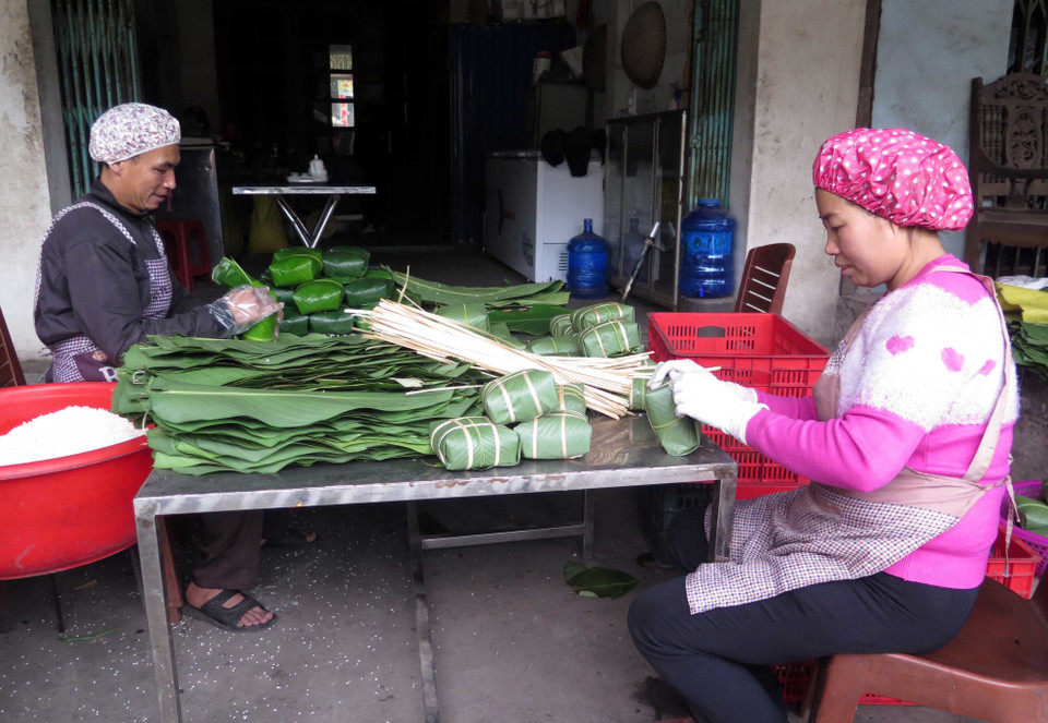 Làng nghề bánh chưng Bờ Đậu đã có hơn 50 hộ làm bánh với trên 200 lao động chuyên sản xuất, kinh doanh bánh chưng. (Ảnh: Trần Trang/TTXVN)