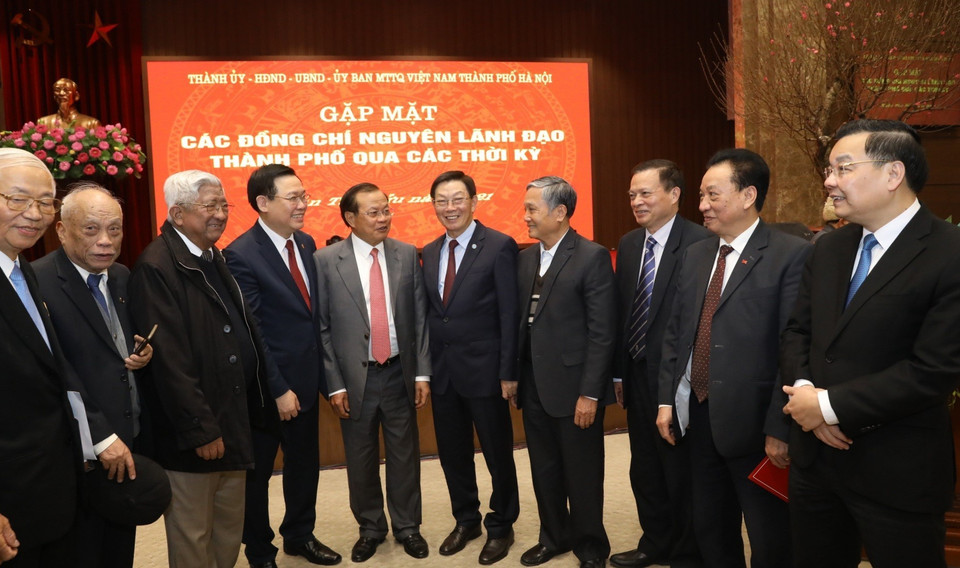 Các vị lãnh đạo, nguyên lãnh đạo thành phố Hà Nội qua các thời kỳ giao lưu tại buổi gặp mặt. (Ảnh: Văn Điệp/TTXVN)