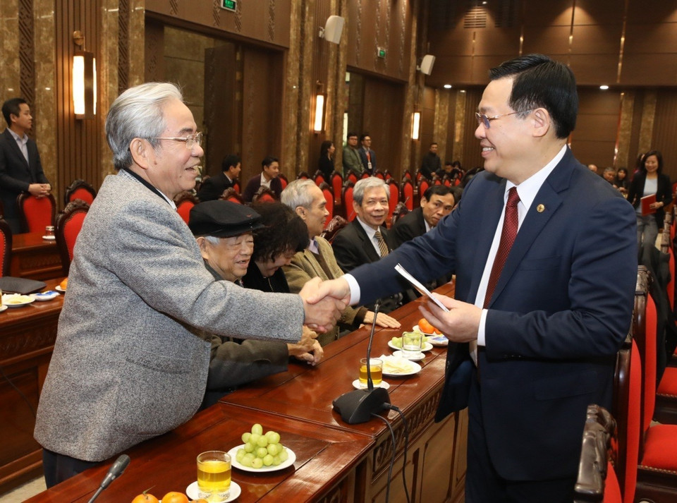 Bí thư Thành ủy Hà Nội Vương Đình Huệ với các vị nguyên lãnh đạo thành phố qua các thời kỳ. (Ảnh: Văn Điệp/TTXVN)