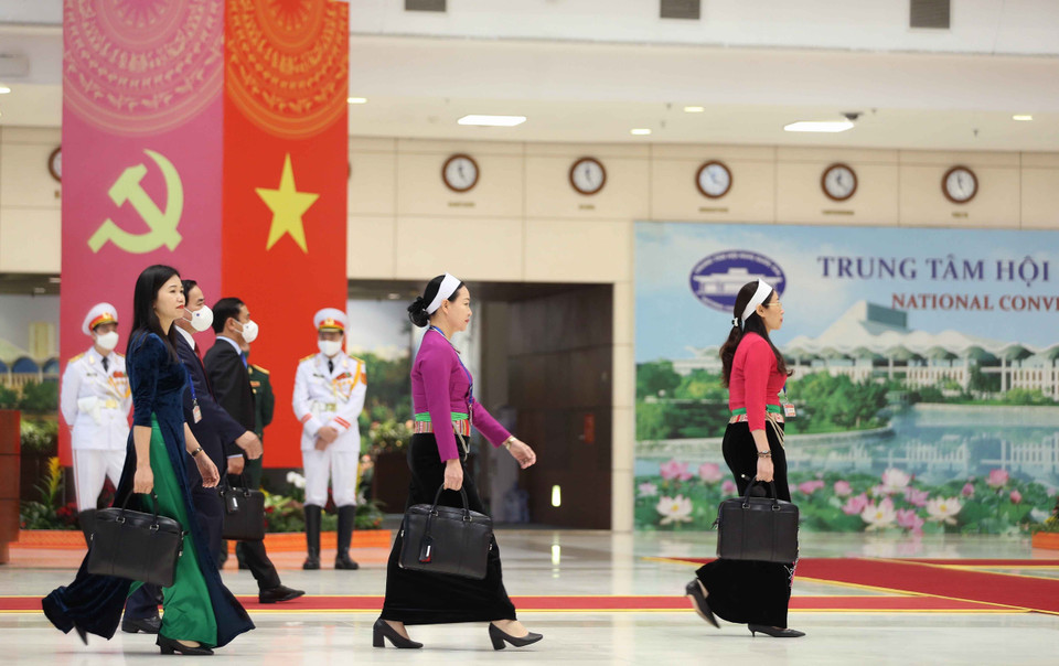 Các nữ đại biểu dân tộc thiểu số đến dự phiên họp chiều 30/1/2021. (Nguồn: TTXVN)
