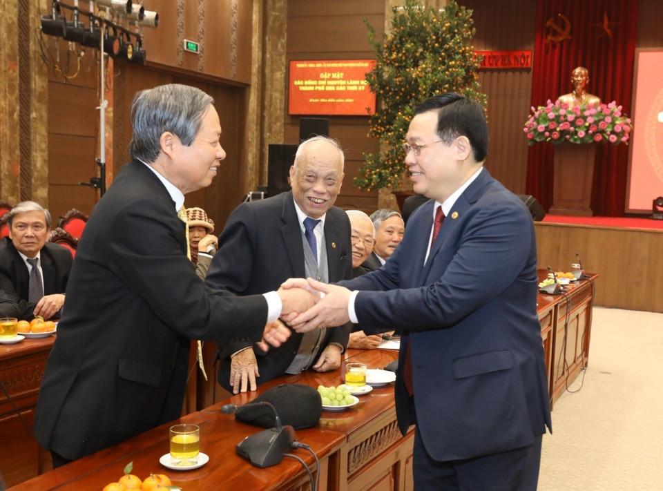 Bí thư Thành ủy Hà Nội Vương Đình Huệ với các vị nguyên lãnh đạo thành phố qua các thời kỳ. (Ảnh: Văn Điệp/TTXVN)