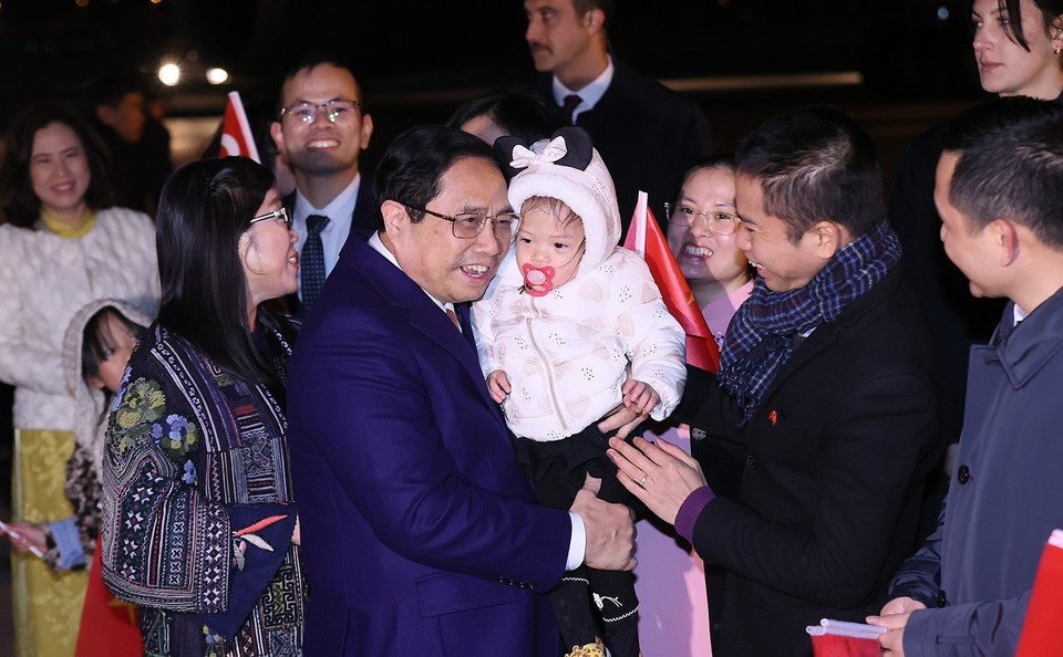 Cán bộ, nhân viên Đại sứ quán và cộng đồng người Việt Nam tại Thổ Nhĩ Kỳ đón Thủ tướng Phạm Minh Chính và Phu nhân tại Sân bay Quốc tế Esenboga ở Thủ đô Ankara. (Ảnh: Dương Giang/TTXVN)