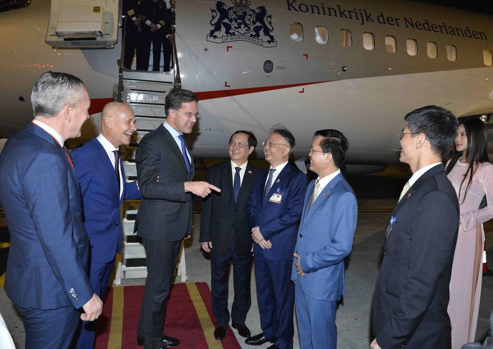 Bộ trưởng Bộ Khoa học và Công nghệ Huỳnh Thành Đạt, Thứ trưởng Bộ Ngoại giao Hà Kim Ngọc, Đại sứ Việt Nam tại Hà Lan Ngô Hướng Nam đón Thủ tướng Hà Lan Mark Rutte tại Sân bay Quốc tế Nội Bài. (Ảnh: Minh Đức/TTXVN)