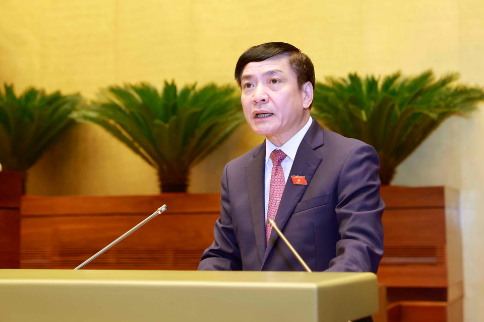 Tổng Thư ký Quốc hội, Chủ nhiệm Văn phòng Quốc hội Bùi Văn Cường trình bày Báo cáo tóm tắt đánh giá kết quả thực hiện hoạt động giám sát của Quốc hội năm 2023 và triển khai Chương trình Giám sát năm 2024. (Ảnh: Doãn Tấn/TTXVN)