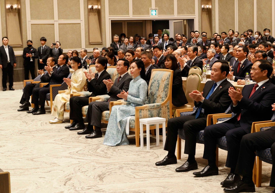 Chủ tịch nước Võ Văn Thưởng và Phu nhân cùng Hoàng Thái tử Akishino và Công nương với các đại biểu 2 nước dự Lễ kỷ niệm 50 năm thiết lập quan hệ ngoại giao Việt Nam-Nhật Bản. (Ảnh: Thống Nhất/TTXVN)