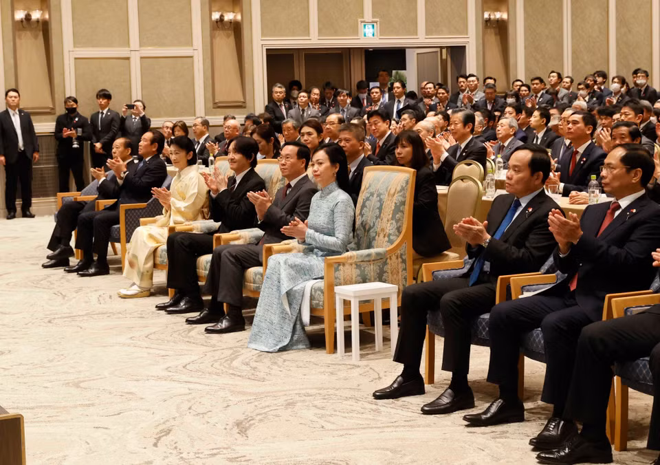 Chủ tịch nước Võ Văn Thưởng và Phu nhân cùng Hoàng Thái tử Akishino và Công nương với các đại biểu 2 nước dự Lễ kỷ niệm 50 năm thiết lập quan hệ ngoại giao Việt Nam-Nhật Bản. (Ảnh: Thống Nhất/TTXVN)