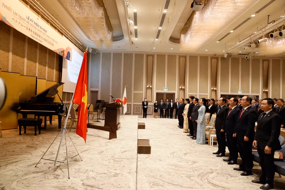 Chủ tịch nước Võ Văn Thưởng và Phu nhân cùng Hoàng Thái tử Akishino và Công nương với các đại biểu 2 nước thực hiện nghi lễ chào cờ. (Ảnh: Thống Nhất/TTXVN)