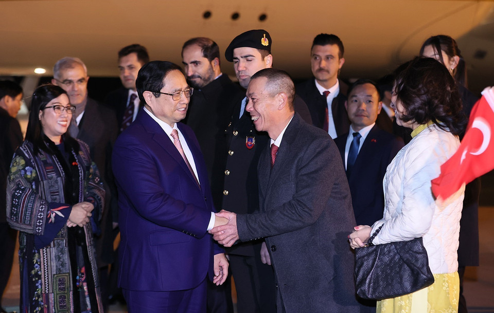 Cán bộ, nhân viên Đại sứ quán và cộng đồng người Việt Nam tại Thổ Nhĩ Kỳ đón Thủ tướng Phạm Minh Chính và Phu nhân tại sân bay Quốc tế Esenboga ở Thủ đô Ankara. (Ảnh: Dương Giang/TTXVN)